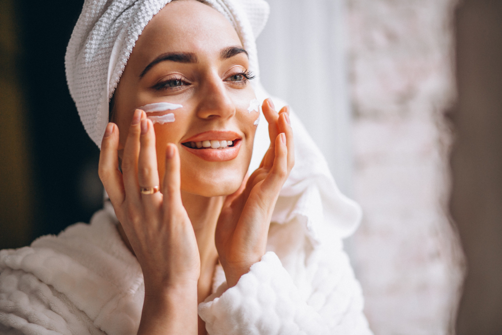 A woman applies sunscreen and protects her skin from damage.